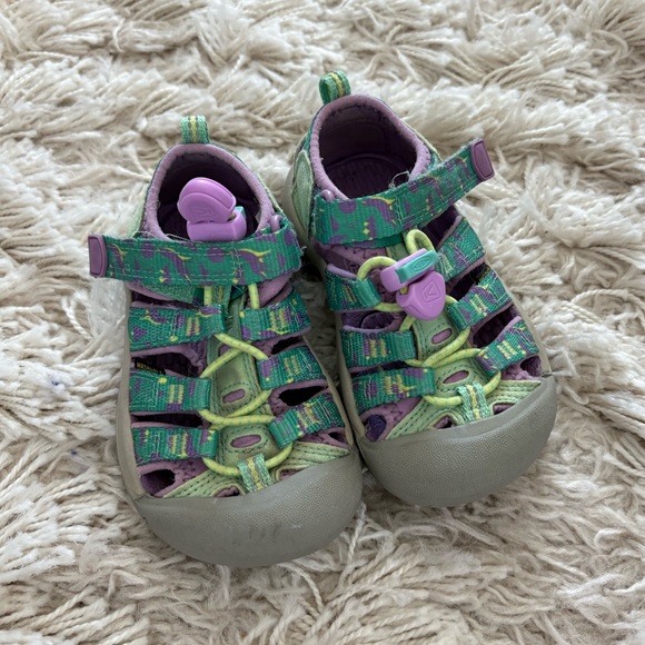 KEEN Toddler Outdoor/Hiking Shoes, Size 8 - Picture 3 of 6